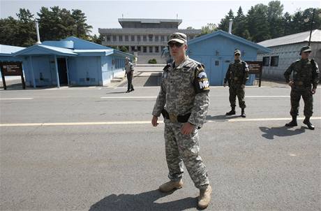 Americký voják s jihorejskými kolegy v Pchanmundomu, kam prý dovezli zbran.